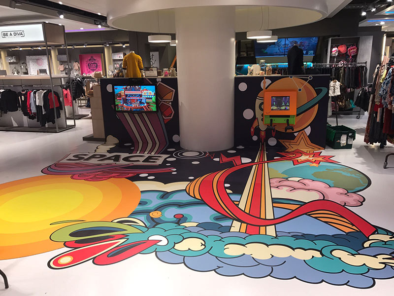 Rincón de juegos con temática espacial IKC para niños en la tienda de ropa Houtbrox en Veghel, Países Bajos