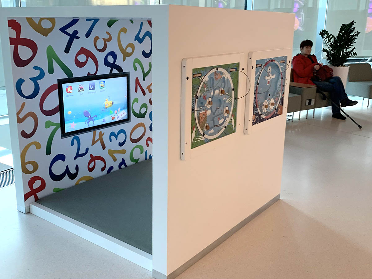 Sistema de juego interactivo en un pequeño rincón infantil de Varsovia