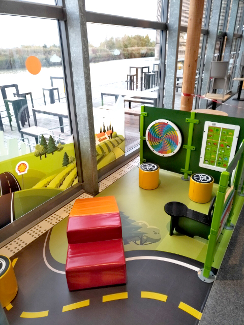 Una zona de juegos para niños en las gasolineras de Shell en Francia