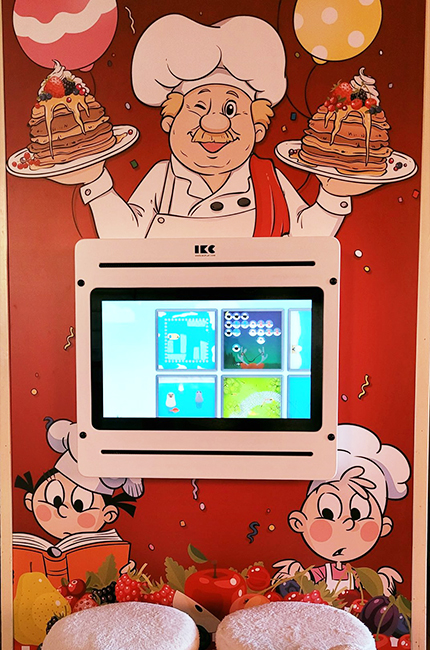 Rincón de juegos especialmente diseñado con un sistema de juego interactivo con pantalla táctil para los niños en Pancake Bakery Buren