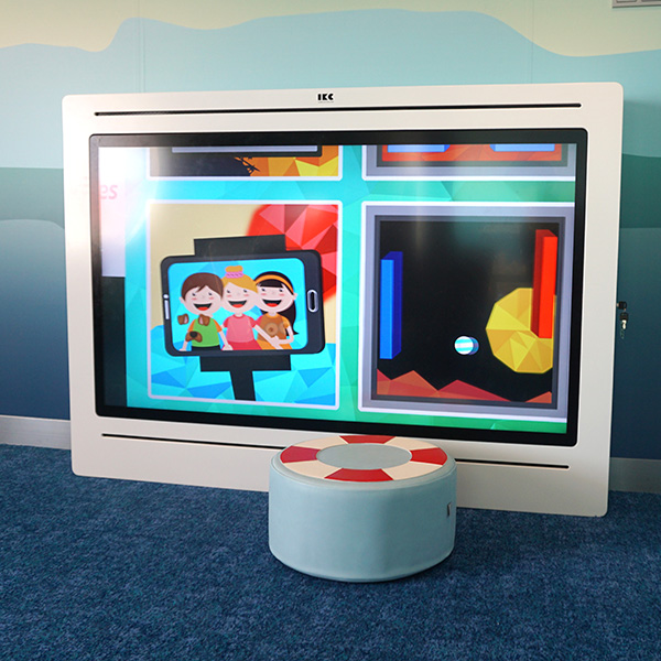 Gran sistema de juego interactivo con pantalla táctil para niños