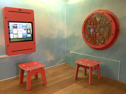 wandspeelborden draaispel spelcomputer aan de wand kinderspeelhoek