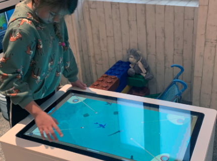 mesa de juegos interactiva para niños en un restaurante